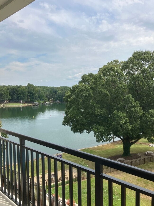 Building Photo - Sherrills Ford water front condo