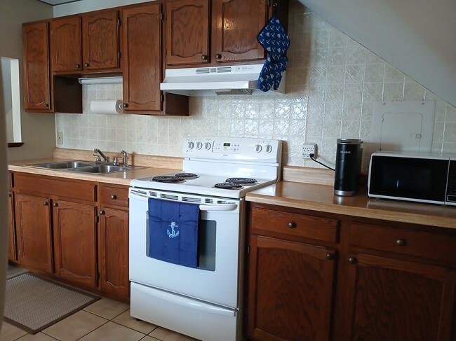 Fully stocked kitchen. - 1212 Riverside Ave Unit Furnished 2 Bed