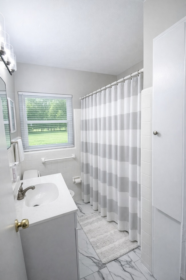 Shared Bathroom - 5654 Baywood Ter
