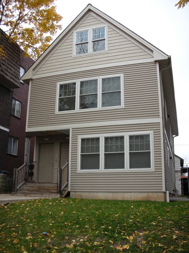 Photo - 3255 N Oakland Ave Unidad Upper