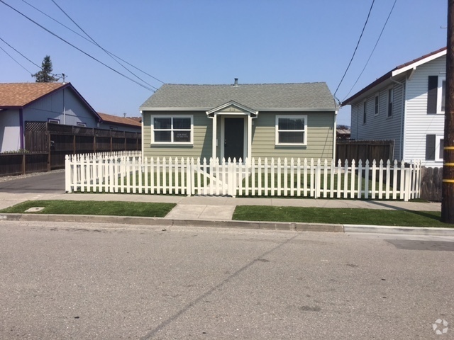 Building Photo - West Side 3 bedroom 2 bath Gorgeous Remodel Rental