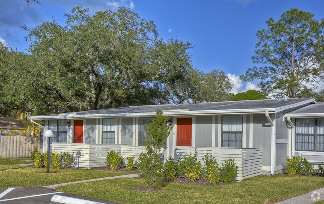 Clean & Quiet Community - Live Oak Apartments