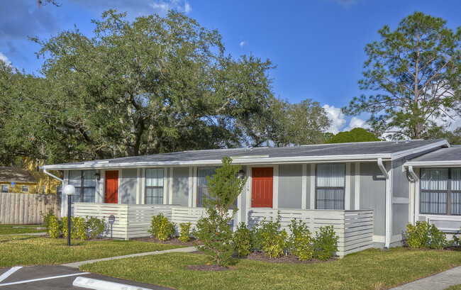 Clean & Quiet Community - Live Oak Apartments