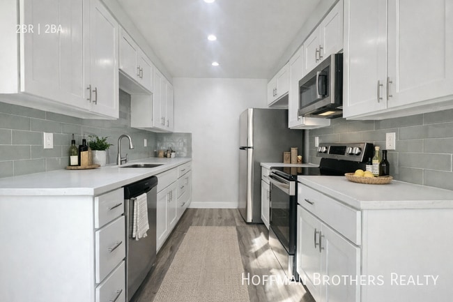 Photo - 231 N La Peer Dr Unit 104