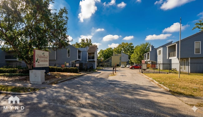 Building Photo - 5625 Antoine Dr