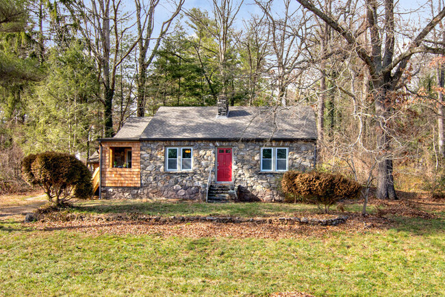 Updated Stone Cottage in East Asheville! - Updated Stone Cottage in East Asheville! Casa