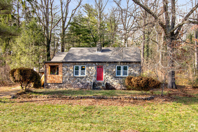 Building Photo - Updated Stone Cottage in East Asheville! Rental