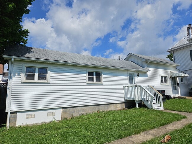 Photo - 208 E Main St