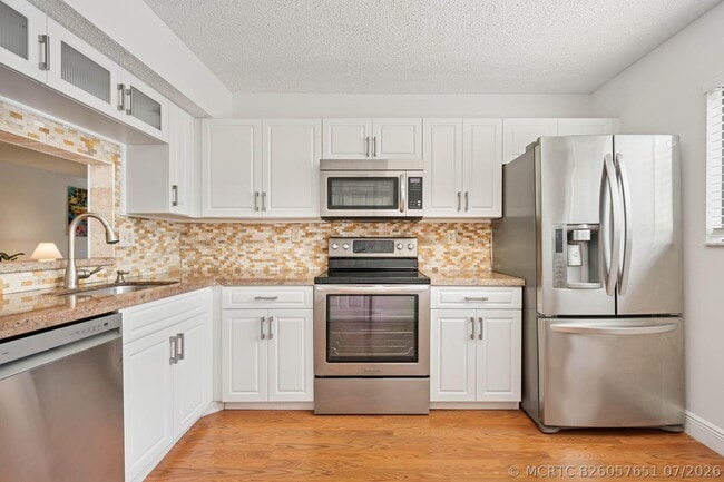 Building Photo - 15450 PEMBRIDGE E Ave Unit 192