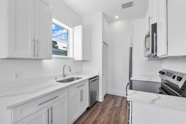 Photo - 1573 W 16th St