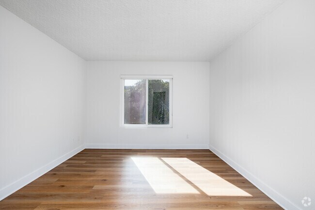 1BD, 1BA - 700SF - Bedroom