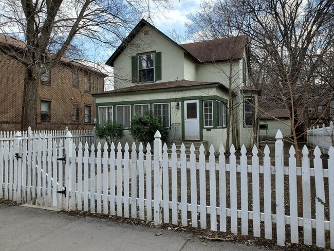 Building Photo - 4BR 2BA HOME IN UPTOWN AVAILABLE 10/4!