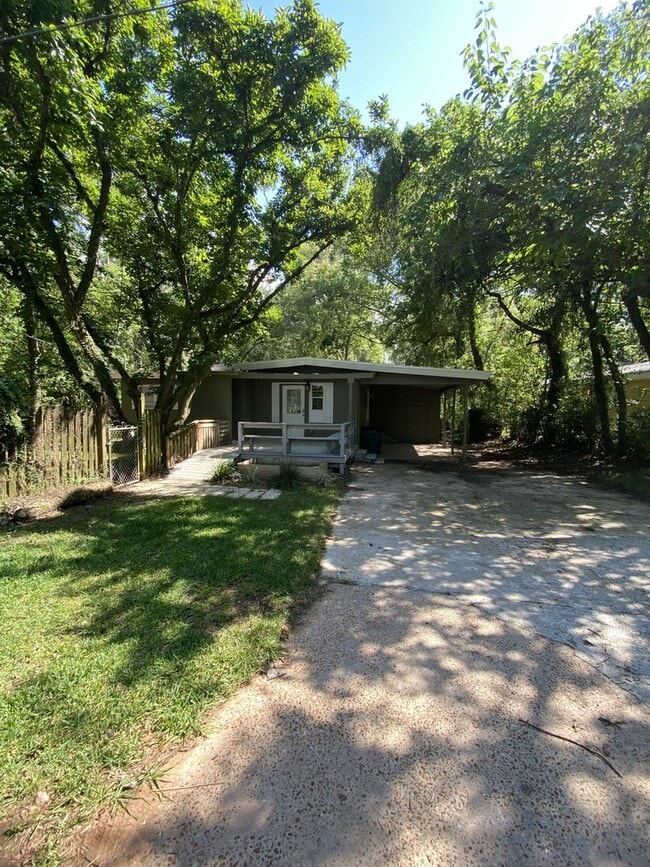 Photo - 3 bed 2 bath home with a fenced-in yard! Available August 2026!