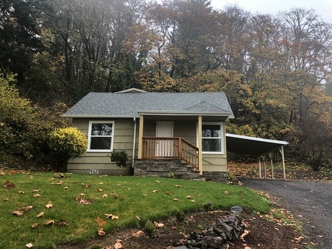 Building Photo - BEAUTIFUL TWO BEDROOM CHARMER LOCATED IN L... Rental