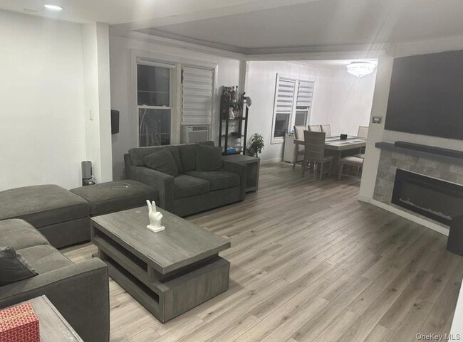 Photo - 109-73 203rd St