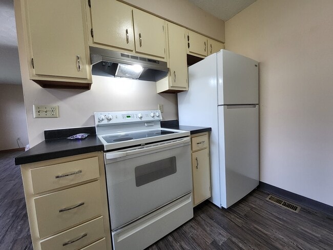 Photo - 220 Heritage Cir