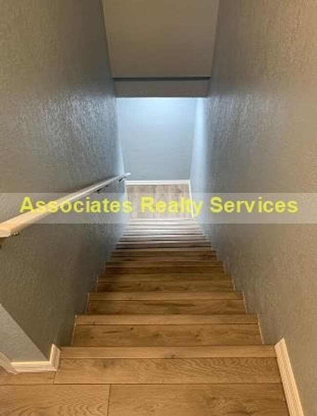 Photo - 2 Bed/2.5 bath End Unit Town home! LOOK !!!