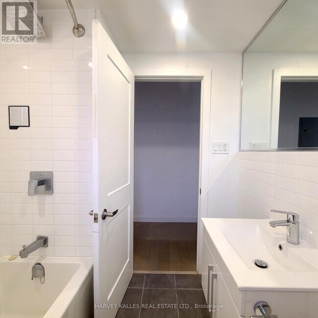 Photo - 521 Browns Line Unité 6