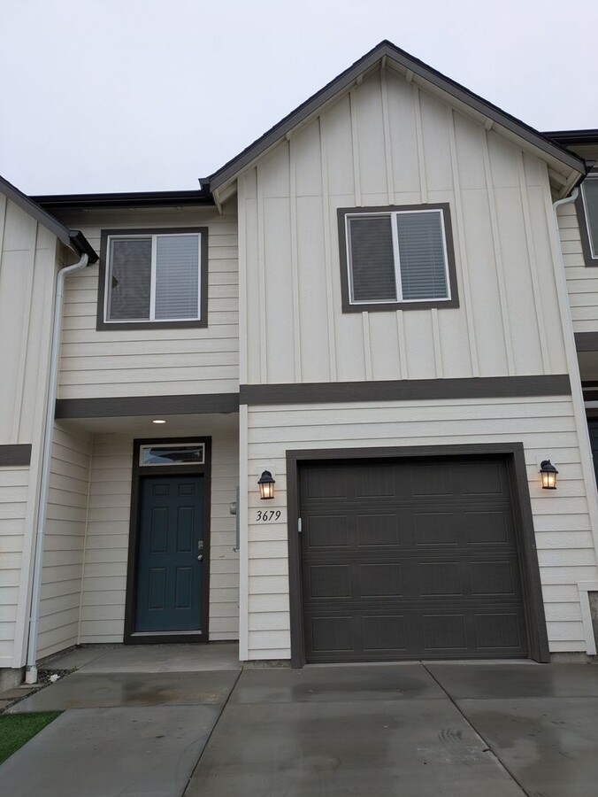 3 Bedroom 2.5 Bathroom Townhome - 3 Bedroom 2.5 Bathroom Townhome
