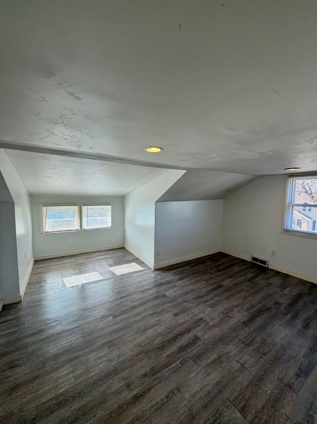 Photo - Spacious 3 bed/1.5 Bedroom House Close to Blackstone and Major Universities