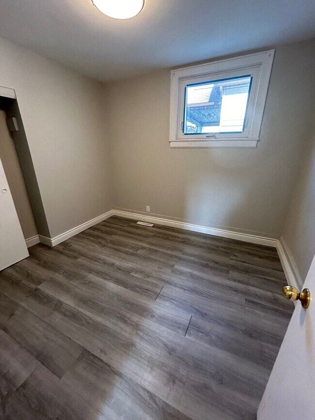 Photo - 483 Wellington St