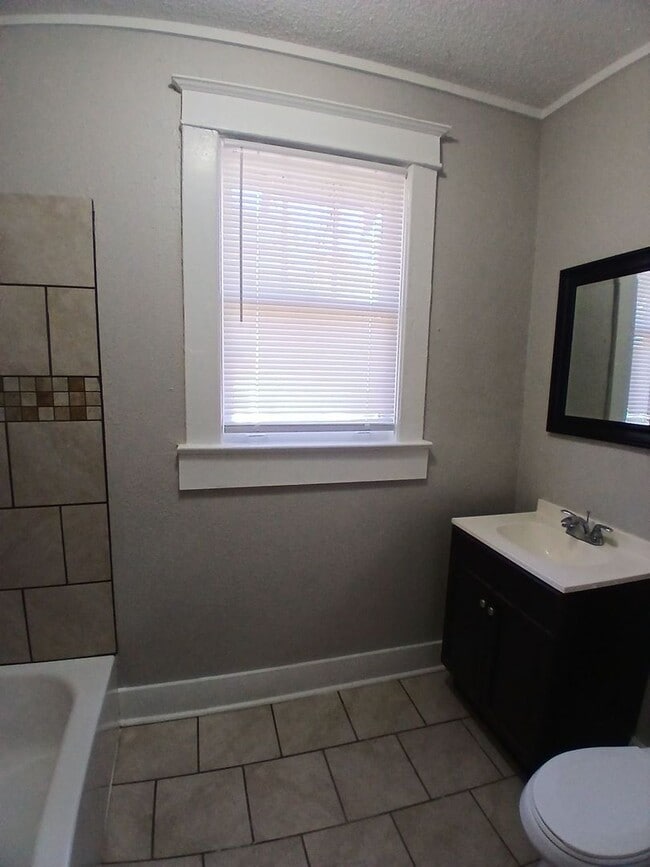 Photo - Newly Renovated 1BR/1BA Duplex near U of M