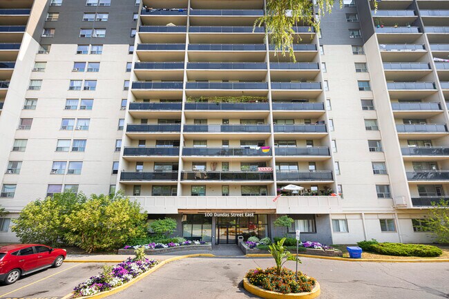 Photo - 100 Dundas