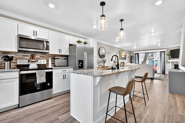 Building Photo - Two Bedroom Townhome W/ Garage!