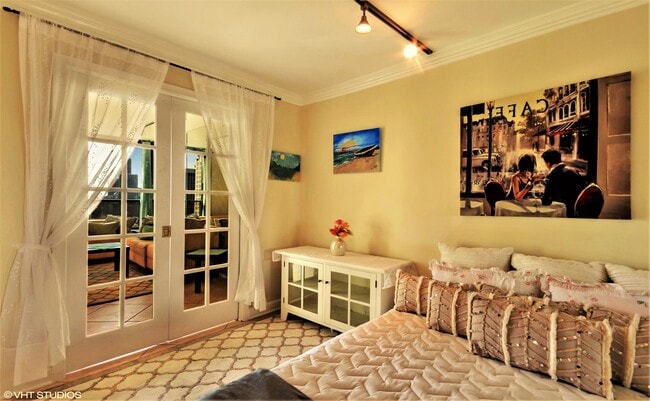 Building Photo - 1030 N State St Unit 43 J