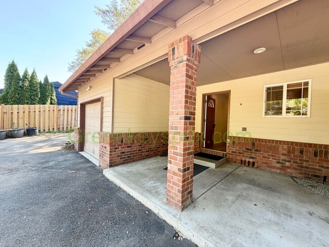 Photo - 1032 SW Halsey St