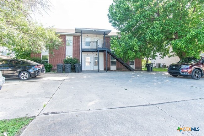 Building Photo - 1703 Cedarhill Dr Unit B