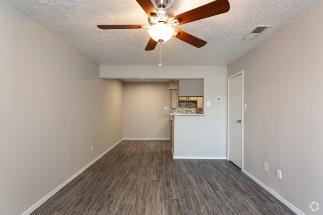1BR, 1BA TOWNHOME - 700SF Living Room & Dining Room,