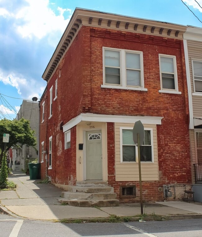 Building Photo - 3 Bedroom-1 Full Bath End Unit