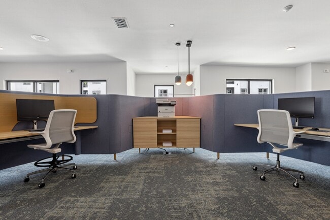 Cibercafé con café, computadoras e impresoras - Sopra Luxury Living