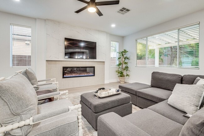 Building Photo - FULLY FURNISHED! Exudes sophistication wit... Rental
