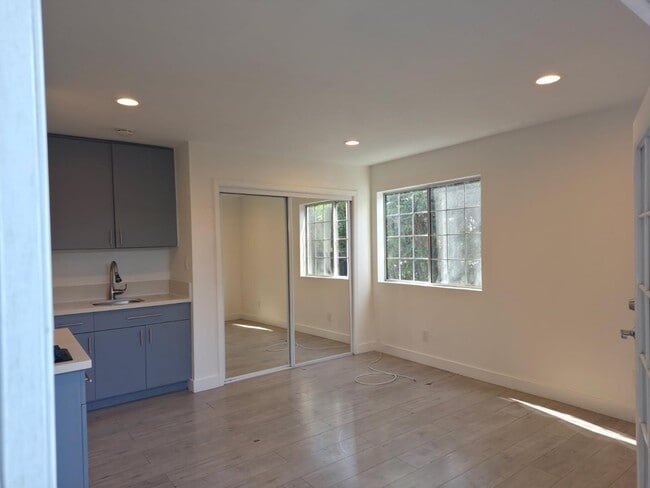 Photo - 1587 W 35th Pl Unidad Cozy Studio