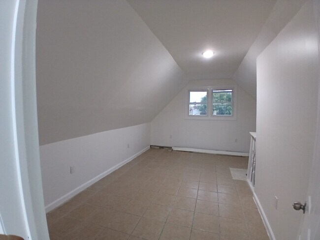 66 Linden Ave Unit Attic
