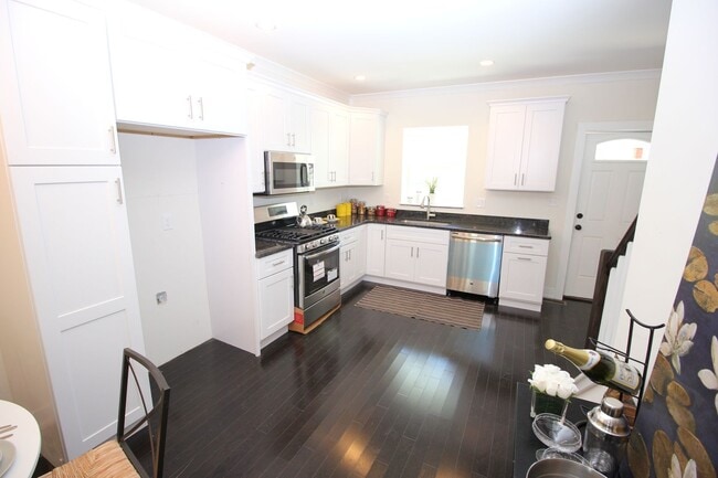 Photo - Lafayette Hill - 4 Bedroom 2.5 Bath Twin - HW - Granite - Great Location