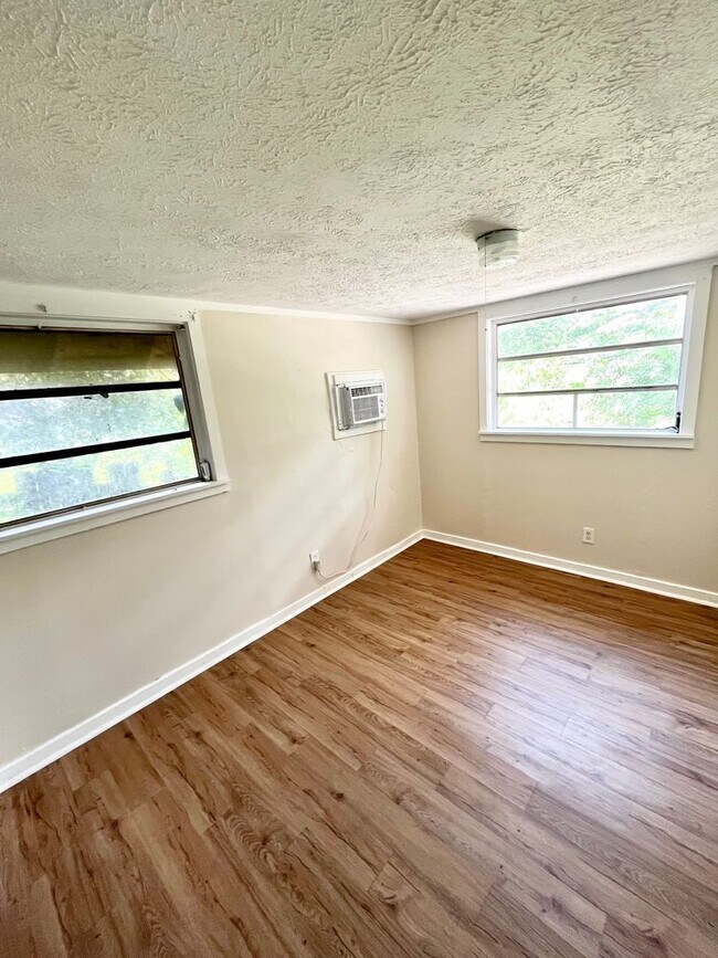 Photo - CUTE Zephyrhills 2BR/1BA w/Gorgeous Wood Finish Floors Throughout