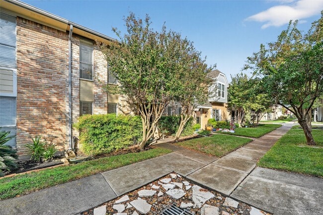 Photo - 14734 Perthshire Rd Unidad D