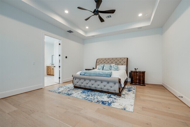 Building Photo - 907 W 43rd St