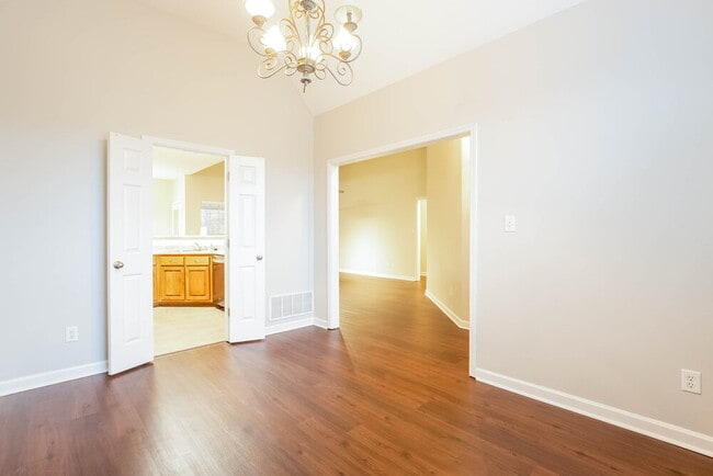 Photo - 735 Classic Dr S