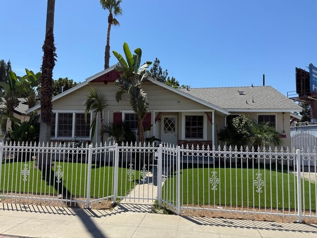 Building Photo - Newly Renovated Single-Family Home in Sun ...