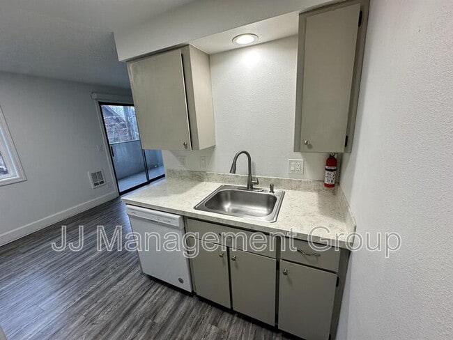 Photo - 230 E 7th Ave Unit Apt 10