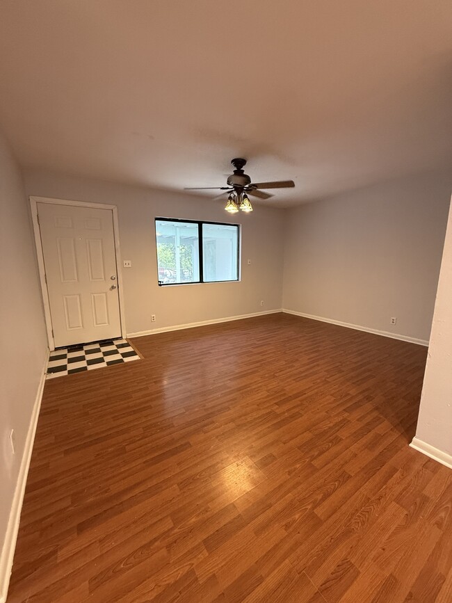 Front Door & Entrance - 3202 Locke Ln