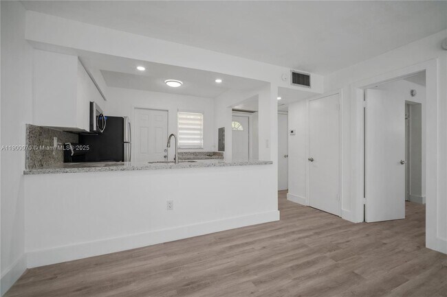 Photo - 2800 NE 203rd St Unidad 5