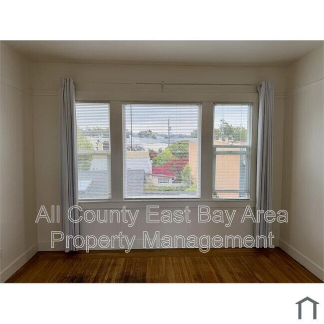 Photo - 489 55th St Unit 3
