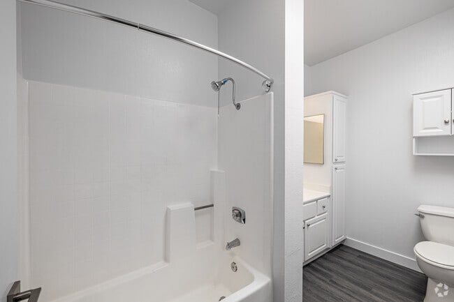 1BR, 1BA - 786SF - Bathroom