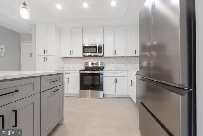 Building Photo - 205 Yoakum Pkwy Unit 516