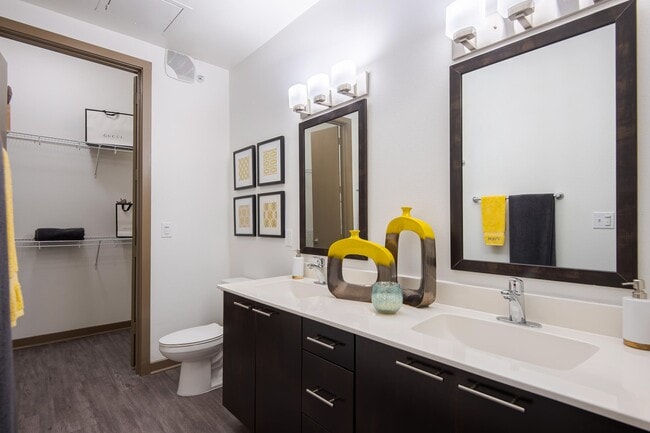 Baño con amplio tocador y vestidor. - VV&M Apartments